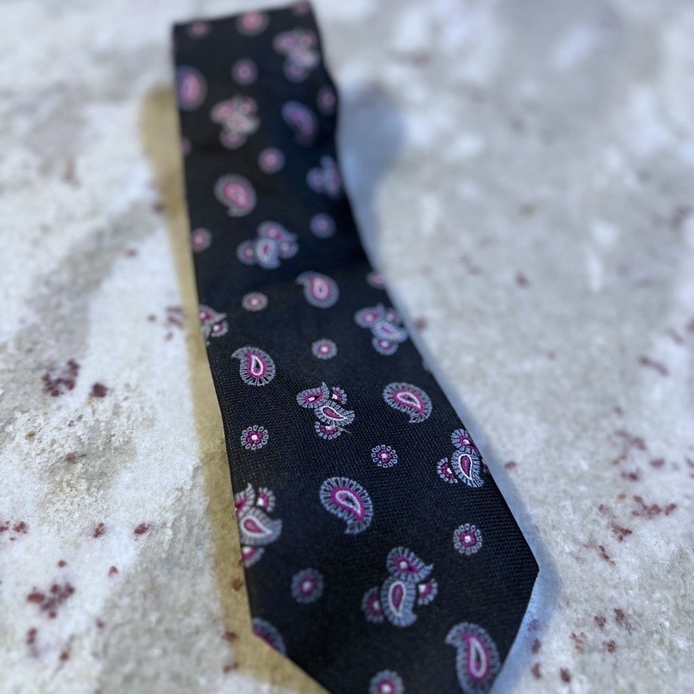Roundtree & Yorke Trademark Mens Tie Black Pink Grey Paisley Floral Medallion